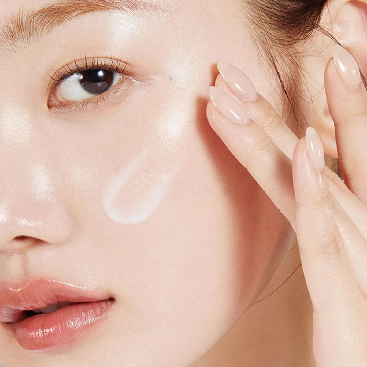 Medicube Collagen Glow Booster Serum 15ml,Smooth & Fast-Absorbing,Hydrating Feel,Provides Skin Moisture,K-Beauty,Korean Makeup